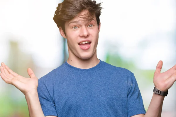 Joven Hombre Guapo Vistiendo Camiseta Azul Sobre Fondo Aislado Sonriendo —  Fotos de Stock