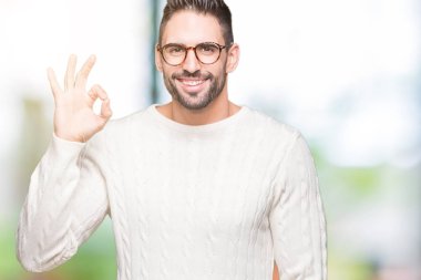 İzole arka plan el ve parmaklar ok işaretiyle yapıyor olumlu gülümseyen üzerinde gözlük takan yakışıklı delikanlı. Başarılı ifade.