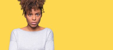 Güzel genç Afro-Amerikan kadın izole arka plan şüpheci ve çapraz kolları olan yüzündeki gergin, onaylamayan ifade yüzünden. Negatif kişi.