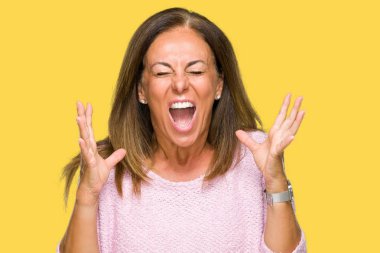 Arka plan deli kutluyor üzerinde kış kazak giyen güzel orta yaş yetişkin kadın izole ve crazy arms ile başarı için kaldırdı ve heyecanlı çığlık gözler kapalı. Kazanan kavramı