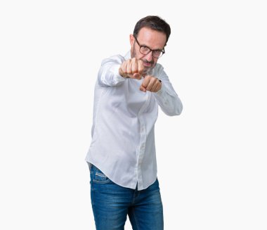 Yakışıklı orta yaş zarif üst düzey iş adamı izole arka plan yumruk yumruk üzerinde gözlük giyen mücadele, agresif ve öfkeli saldırı, tehdit ve şiddet