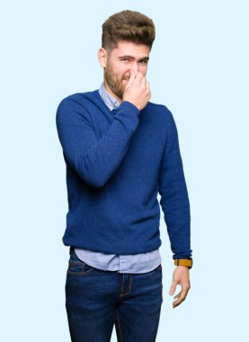 Genç yakışıklı bussines adam bir şey kokuşmuş ve, dayanılmaz koku, burun parmakları ile nefes tutan kokuyor. Kötü kokular kavramı.