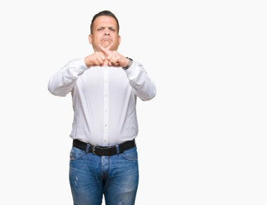 Orta yaş Arap zarif adam izole arka plan üzerinde ret ifadesi geçiş parmakları negatif işareti yapıyor