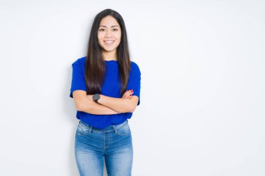 İzole arka plan mutlu yüz çapraz silah kameraya bakarak ile gülümseyen güzel esmer kadın. Olumlu bir kişi.