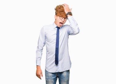 Afro giyen gözlük ile genç yakışıklı iş adamı hata için baş el ile şaşırdı, hata hatırlıyorum. Unuttum, kötü bellek kavramı.