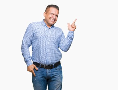 Kameraya bakarak yan el ve parmak ile işaret orta yaş Arap iş adamı yüzünde kocaman bir gülümseme ile izole arka plan üzerinde.