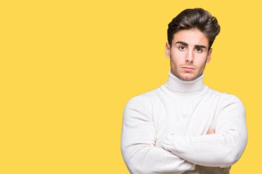 Genç yakışıklı adam izole arka plan şüpheci ve sinir, onaylamayan ifade yüz çapraz kollu boğazlı kazak giyiyor. Negatif kişi.