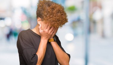 Yüzünü elleriyle ağlayarak süre kapsayan üzgün ifade ile siyah t-shirt giyen afro saçlı Genç yakışıklı adam. Depresyon kavramı.