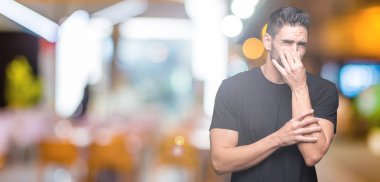 Yakışıklı delikanlı bir şey pis ve iğrenç kokulu izole arka plan, dayanılmaz koku, holding nefes burun parmaklar ile. Kötü kokuyor kavramı.