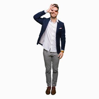 Parmakları ile mutlu yüz üzerinden seyir göz genç yakışıklı zarif adam giyen güneş gözlüğü ve moda ceket el gülümseyen, ok jest yapıyor.