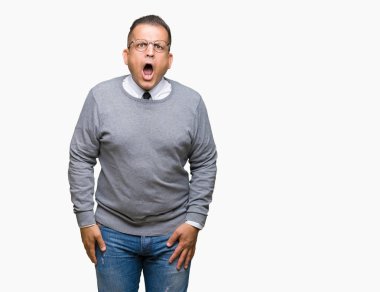 Orta Çağ Bussines Arap adam izole arka plan üzerinde gözlük giyiyor şok yüzünde, şüpheci ve alaycı görünümlü, açık ağız ile şaşırttı