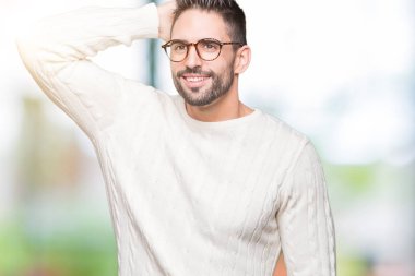 Yakışıklı delikanlı el jest yukarıya ile kendine güvenen dokunaklı saç gülümseyerek, çekici poz izole arka plan üzerinde gözlük