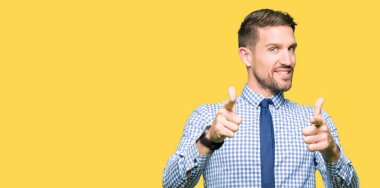 Yakışıklı iş adamı için fotoğraf makinesi ile mutlu ve komik yüz parmakları işaret kravat takıyor. İyi enerji ve vibes.