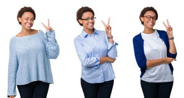 Genç African Amerikan kadın ile afro saç üzerinde izole arka plan gülümseyen mutlu yüz göz kırpıyor yaparken kamera zafer işareti. İki numara.