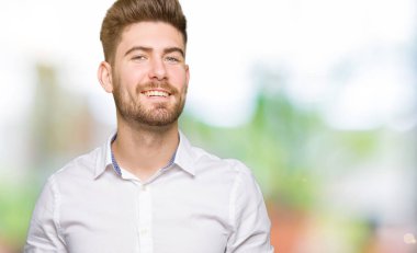 Genç yakışıklı iş adamı birlikte elleri ve çapraz rahat ve neşeli gülümseyen parmak. Başarı ve iyimser