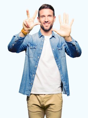 Sakal üzerinde gösterilen ve parmakları ile işaret denim ceket ve mavi gözlü yakışıklı adamla kendinden emin ve mutlu gülümseyerek süre sekiz numara.