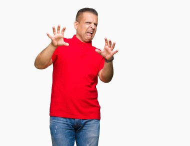 Orta yaş Arap adam şokta bağırarak korkuyor ve dehşet korku ifade dur hareketi el ile ile izole arka plan üzerinde. Panik kavramı.