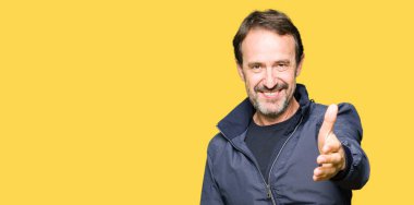 Orta yaş yakışıklı adam olarak tebrik ve konuksever dost sunan karşılıklı gülümseyen bir ceket giyiyor. Başarılı iş.