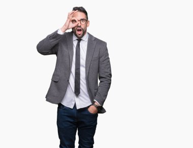 Genç yakışıklı iş adamı ok jest yapıyor izole arka plan üzerinde sürpriz yüz, göz parmaklarının arasından seyir ile şok. İmansız ifade.