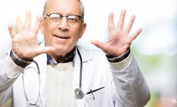 Guapo Médico Senior Hombre Con Abrigo Médico Mostrando Señalando Con — Foto de Stock