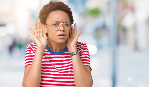 Mooie Jonge African American Vrouw Bril Geïsoleerde Achtergrond Wilt Horen — Stockfoto