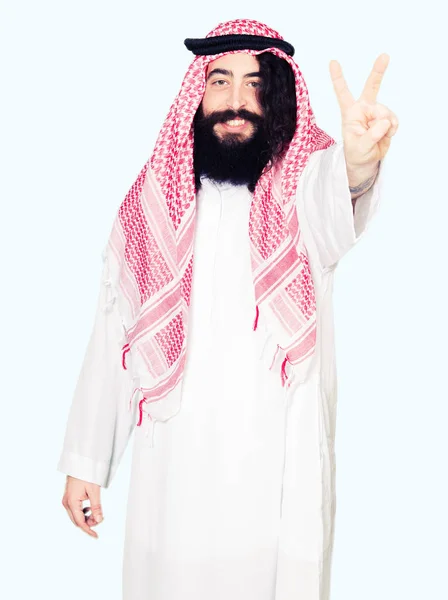 Arap Adamı Geleneksel Keffiyeh Giymiş Uzun Saçlı Eşarp Gösterilen Parmak — Stok fotoğraf