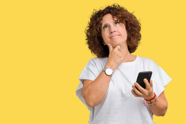 Ager Środkowej Pomocą Starszy Kobieta Sms Smartphone Białym Tle Poważne — Zdjęcie stockowe
