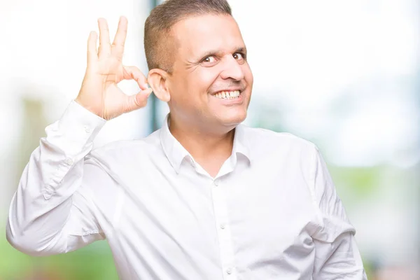 Homem Elegante Árabe Meia Idade Sobre Fundo Isolado Sorrindo Positivo — Fotografia de Stock