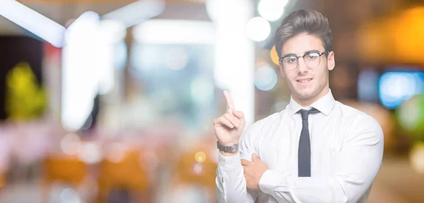 Ung Affärsman Bära Glasögon Över Isolerade Bakgrund Med Ett Stort — Stockfoto