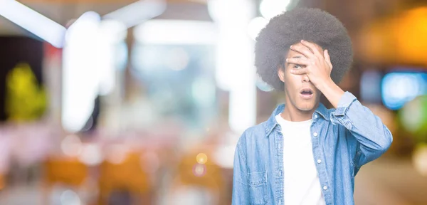 Giovane Uomo Afro Americano Con Capelli Afro Sbirciare Shock Coprendo — Foto Stock