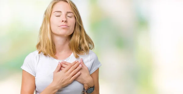 Mooie Jonge Vrouw Dragen Casual Wit Shirt Geïsoleerde Achtergrond Glimlachend — Stockfoto