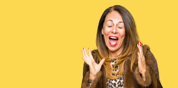 Mulher Bonita Meia Idade Elegante Vestindo Casaco Vison Muito Feliz — Fotografia de Stock