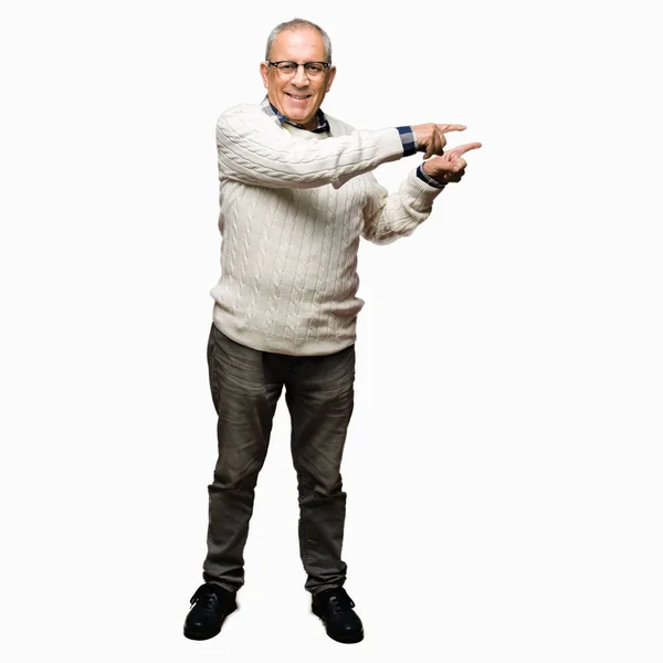 Stilig Senior Man Bär Glasögon Och Vinter Tröja Leende Och — Stockfoto