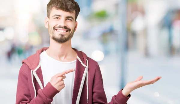 Joven Hombre Guapo Sobre Fondo Aislado Asombrado Sonriendo Cámara Mientras — Foto de Stock