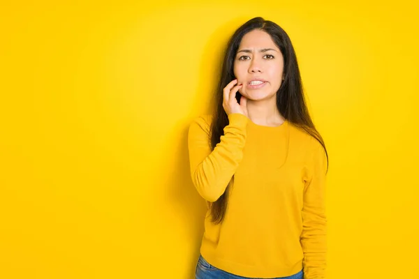 歯痛や歯の病気のために痛みを伴う表情で口に触れる黄色の孤立した背景の上に美しいブルネットの女性 歯科医の概念 — ストック写真
