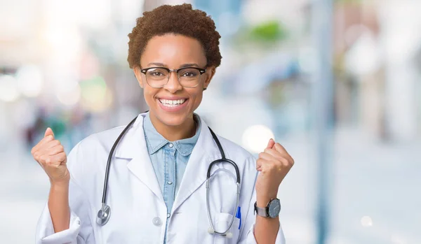 Junge Afrikanisch Amerikanische Ärztin Mit Medizinischem Mantel Über Isoliertem Hintergrund — Stockfoto