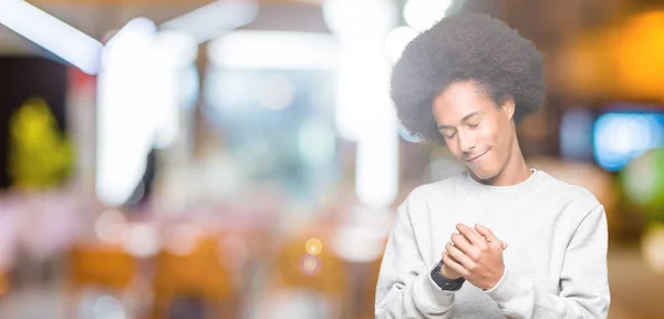 Jovem Americano Africano Com Cabelo Afro Vestindo Camisola Esportiva Sofrendo — Fotografia de Stock