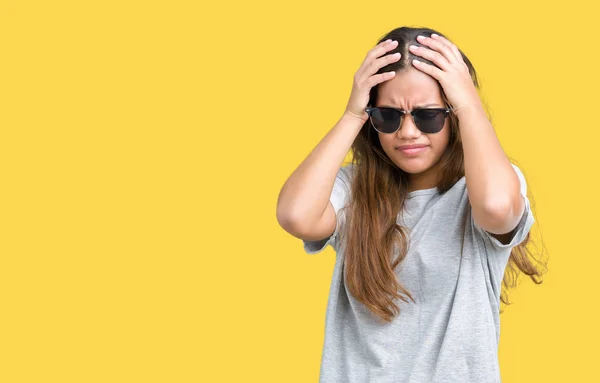 Mujer Morena Hermosa Joven Con Gafas Sol Sobre Fondo Aislado —  Fotos de Stock