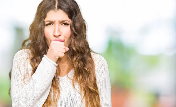 Junge Schöne Frau Weißem Pullover Fühlt Sich Unwohl Und Hustet — Stockfoto