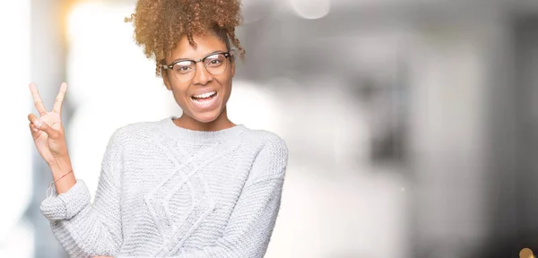 Красива Молода Жінка Афроамериканець Носити Светр Зиму Над Ізольованих Фон — стокове фото