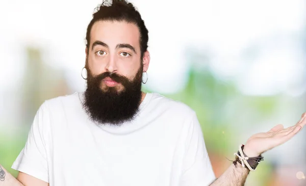 Νέοι Hipster Άνδρα Μακριά Μαλλιά Και Γένια Φορώντας Περιστασιακή Λευκό — Φωτογραφία Αρχείου