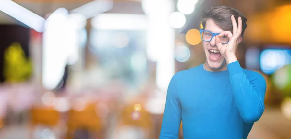 Giovane Bell Uomo Che Indossa Occhiali Blu Sfondo Isolato Facendo — Foto Stock