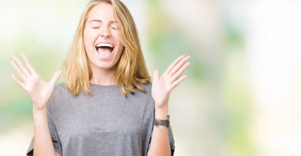 Hermosa Mujer Joven Con Una Camiseta Informal Gran Tamaño Sobre —  Fotos de Stock