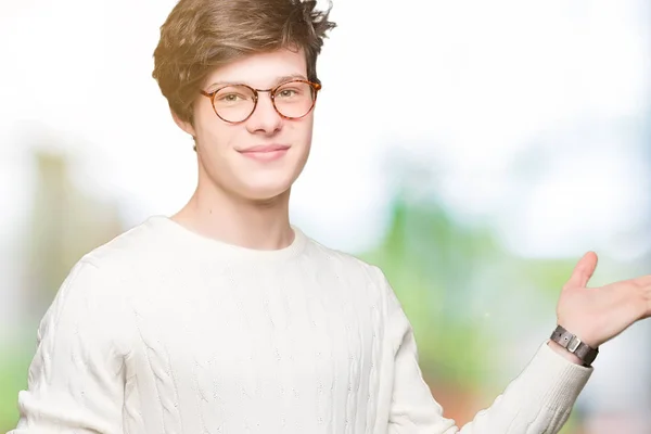 Jovem Homem Bonito Vestindo Óculos Sobre Fundo Isolado Sorrindo Alegre — Fotografia de Stock