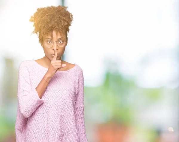 Hermosa Mujer Afroamericana Joven Con Gafas Sobre Fondo Aislado Pidiendo — Foto de Stock