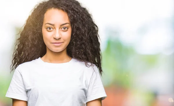 Menina Bonita Nova Com Cabelo Encaracolado Vestindo Shirt Branca Casual — Fotografia de Stock