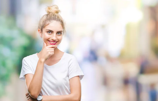 Joven Mujer Rubia Hermosa Con Camiseta Blanca Sobre Fondo Aislado — Foto de Stock