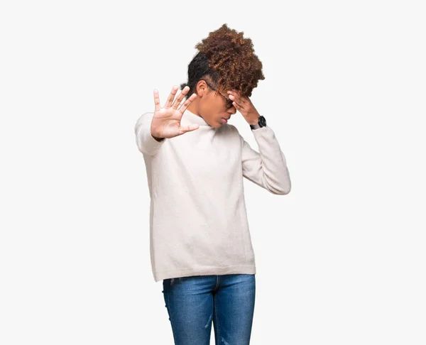 Güzel Genç Afro Amerikan Kadın Üzerinde Gözlük Takan Izole Elleriyle — Stok fotoğraf