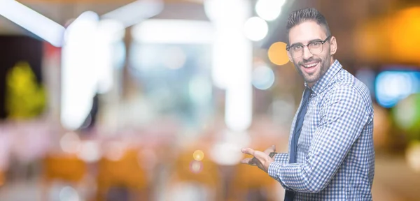 Joven Hombre Negocios Con Gafas Sobre Fondo Aislado Invitando Entrar — Foto de Stock