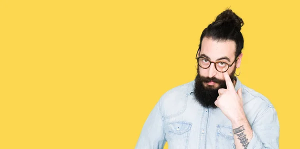 Jonge Hipster Man Met Lange Haren Baard Dragen Brillen Wijzen — Stockfoto